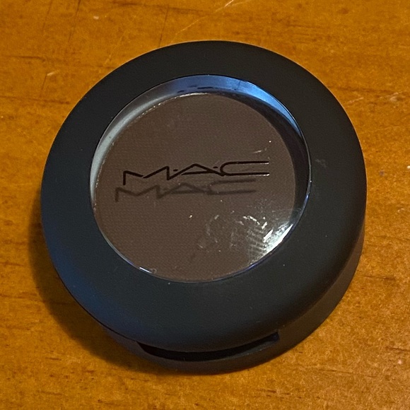 MAC Powder Kiss Soft Matte Eyeshadow Give a Glam - Picture 6 of 16